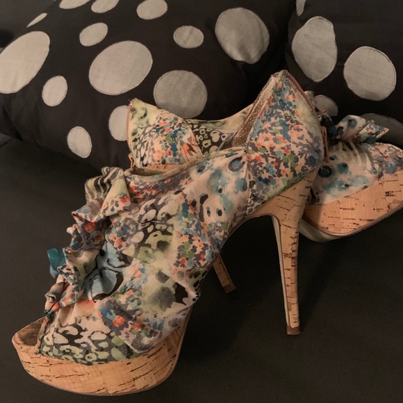 Shoes - Picture 2 of 4